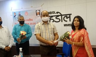 कलेक्टर ने शिक्षक दिवस के अवसर पर शिक्षिका को किया सम्मानित