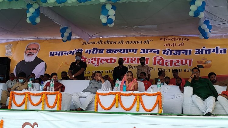 अन्न उत्सव गरीबों का उत्सव- खाद्य मंत्री श्री बिसाहूलाल सिंह मध्यप्रदेश में 4 करोड 90 लाख लोगों को निःशुल्क राशन किया जा रहा वितरित पसान में आयोजित अन्न उत्सव कार्यक्रम में 2104 हितग्राहियों को निःशुल्क राशन किया गया वितरण