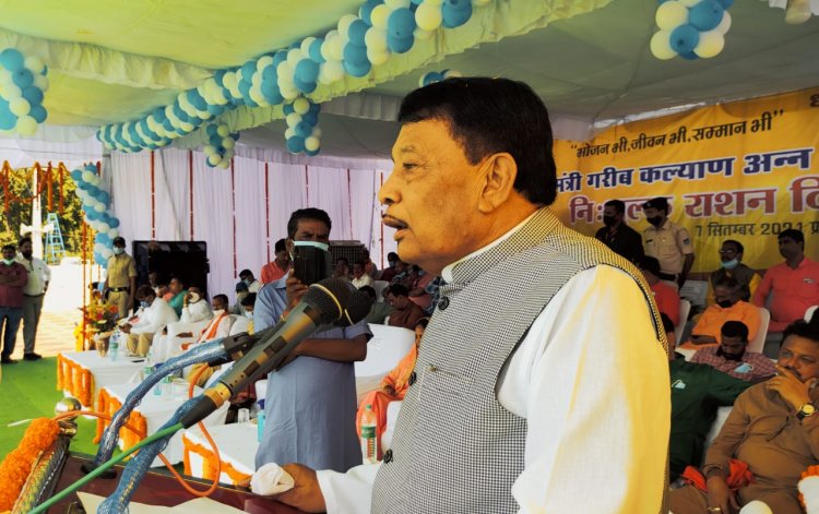 अन्न उत्सव गरीबों का उत्सव- खाद्य मंत्री श्री बिसाहूलाल सिंह मध्यप्रदेश में 4 करोड 90 लाख लोगों को निःशुल्क राशन किया जा रहा वितरित पसान में आयोजित अन्न उत्सव कार्यक्रम में 2104 हितग्राहियों को निःशुल्क राशन किया गया वितरण