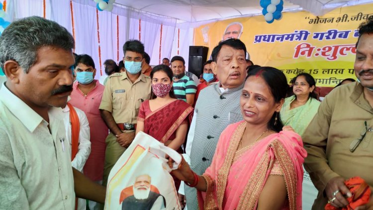 अन्न उत्सव गरीबों का उत्सव- खाद्य मंत्री श्री बिसाहूलाल सिंह मध्यप्रदेश में 4 करोड 90 लाख लोगों को निःशुल्क राशन किया जा रहा वितरित पसान में आयोजित अन्न उत्सव कार्यक्रम में 2104 हितग्राहियों को निःशुल्क राशन किया गया वितरण